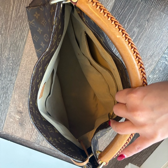 Louis Vuitton Monogram Artsy MM Shoulder Bag - Picture 11 of 16
